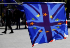 Manifestazione pro Europa con la bandiera azzurra e inglese. Brexit