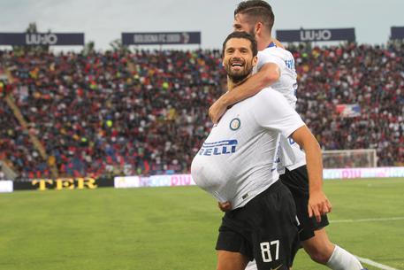 Antonio Candreva festeggia il gol contro il Bologna simulando la pancia della moglie incinta.