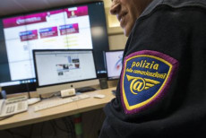 Un momento della presentazione del servizio della Polizia postale contro le fake news presso il Centro Anticrimine Informatico a Roma. Carte