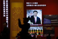 Xi Jinping campeggia all'interno del museo nazionale di Pechino. Cina