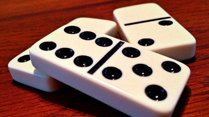 Schede del Domino su un tavolo
