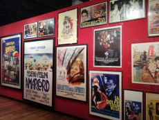 Alcuni manifesti di film esposti nella mostra "Verso il centenario. Federico Fellini. 1920-2020"