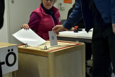 Finlandia, nella foto il voto in un seggio elettorale.