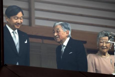 L'imperato del Giappone Akihito, al suo fianco il principe ereditario e la consorte imperatrice Michiko
