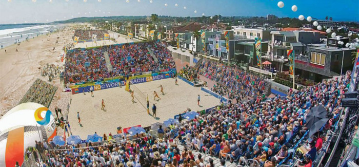 Il campo di beach volley circondato da spettatori. Spiaggia