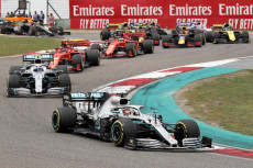 La mercedes di Lewis Hamilton guida il Gp di Cina, seguito da Bottas e Vettel.