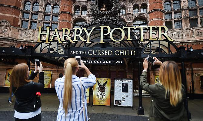 Alcune ragazze fotografano la facciata del museo Harry Potter.