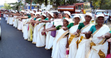 India: protesta delle donne indiane vestite con il tradizionale sari bianco.