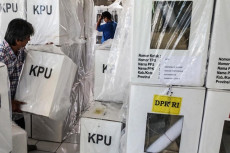 Indonesia, scrutatori trasportano le urne dopo il voto.