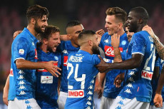 Insigne-Milik-Mertens i giocatori del Napoli si abbracciano dopo un gol.