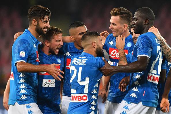 Insigne-Milik-Mertens i giocatori del Napoli si abbracciano dopo un gol.