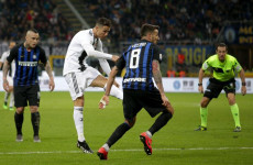 Cristiano Ronaldo segna il gol del pareggio della Juventus contro l'Inter.