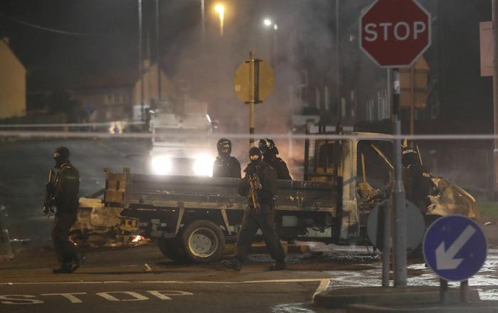 La Polizia presidia il quartiere di Londonderry, durante le violente proteste in Irlanda.