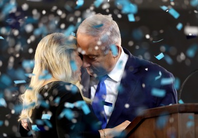 Benyamin Netanyahu festeggia il trionfo elettorale con la moglie.