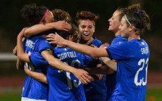 Calcio donne: Le azzurre festeggiano il gol.