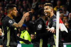 Così festeggia Cristiano Ronaldo il gol contro l'Ajax che portava momentaneamente in vantaggio la Juventus.