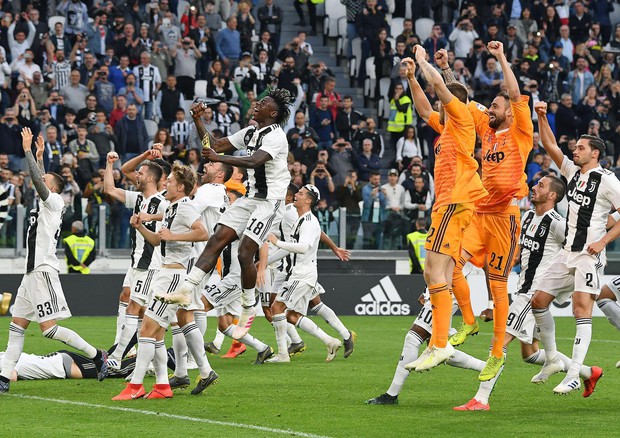 Così i giocatori della Juventus festeggiano l'ottavo scudetto consecutivo.