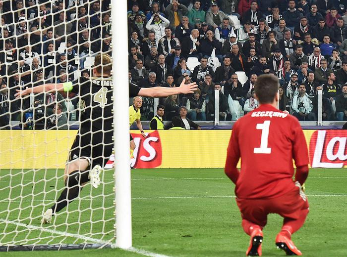 Matthijs de Ligt mette a segno il gol del 1-2 che elimina la Juventus dalla Champions League.