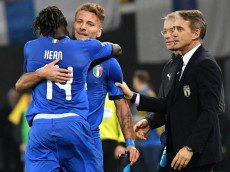 Moise Kean abbraccia Immobile dopo il gol sotto lo sguardo di Roberto Mancini.