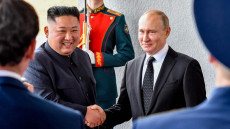 La stretta di mano a Vladivostok tra Kim Jong-un e Vladimir Putin.