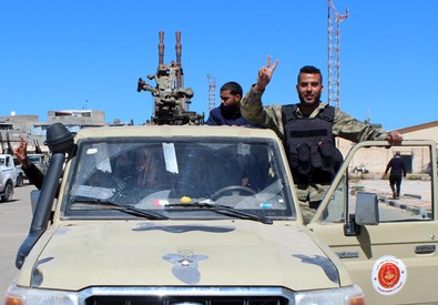 I 'Saiqa' in azione a 12 km dal centro di Tripoli.