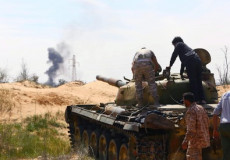 Libia: i carri armati del generale Khalifa Haftar sparano su Tripoli.