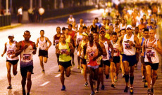 Atleti in gara durante la maratona che ha attraversato la capitale venezuelana