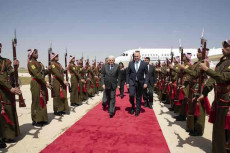 Il Presidente della Repubblica Sergio Mattarella e la Sig.ra Laura,all’Aeroporto militare King Hussein di Al Mafraq,ad accogliere il Ministro di Stato per gli Investimenti Muhannad Shehadeh,in occasione della visita di Stato nel Regno Hascemita di Giordania.