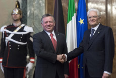 Il presidente Sergio Mattarella striinge la mano al re di Giordania in una foto d'archivio