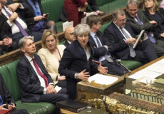 Theresa May durante il suo intervento al Parlamento inglese.