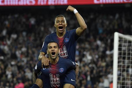 Kylian Mbappè e Dani Alvis festeggiano un gol del Paris Saint Germain.