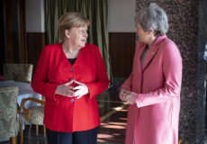 Angela Merkel con Theresa May in una foto d'archivio.