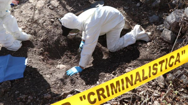 Messico: Unità di "criminalistica" scavano in fosse comuni contenenti i resti di 45 persone.