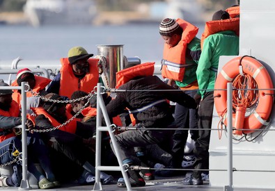 Migranti a bordo di una motovedetta della Marina Militare.