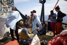 Migranti a bordo della Sea Eye.