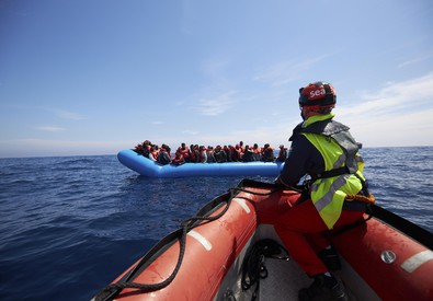 Migranti salvati in mare da uomini di una Ong. Sea
