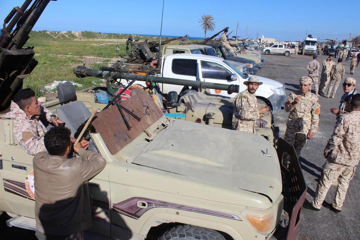 Libia: Militari e veicoli pronti all'assalto di Tripoli.