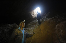 In una foto d'archivio due minatori all'ingresso di una miniera d'oro abusiva nello Zimbabwean