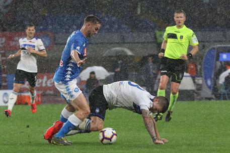 Fabian Ruiz in azione nella partita che il Napoli ha perso in casa contro l'Atalanta.