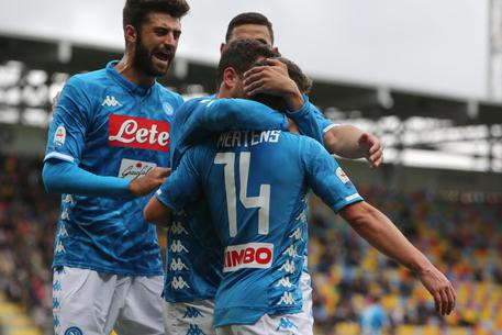 Dries Mertens festeggiato dai compagni di squadra per il suo 81esimo gol che porta in vantaggio il Napoli sul Frosinone.