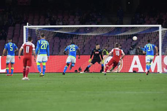 Alexandre Lacazette mette a segno il gol che dà la vittoria all'Arsenal sul Napoli.