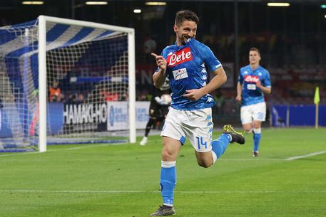 Dries Mertens festeggia il gol del momentaneo vantaggio nella partita Napoli - Genoa, poi finita 1-1.