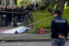La scena dell'omicidio avvenuto al rione Villa a Napoli. Accanto al corpo della vittima uno zainetto probabilmente del nipotino della vittima.