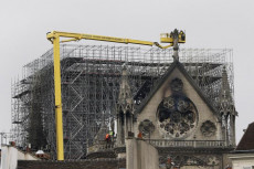 Esperti ispezionano le impalcature esterne delle guglie di Notre-Dame dopo l'incendio.