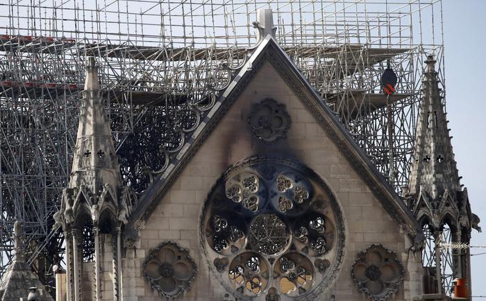 Il rosone principale della Cattedrale di Notre Dame danneggiato nell'incendio.