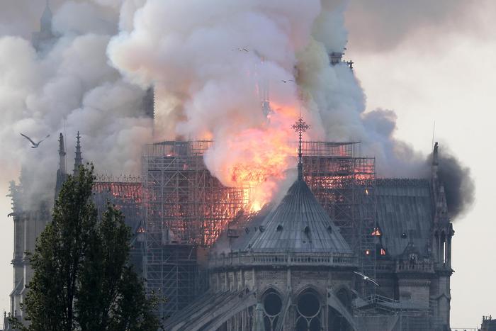 Le guglie della cattedrale di Notre-Dame avvolte dalle fiamme.