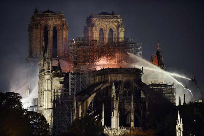 Pompieri francesi spengono le fiamme divampate sulla cattedrale di Notre-Dame.