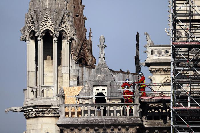 Pompieri di Parigi ispezionano le guglie della cattedrale di Notre-Dame