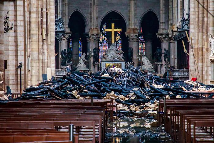 L'interno di una cappella del Notre-Dame dopo l'incendio.
