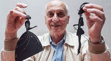 Una foto di Michele Ocelot con in mano due bamboline dei suoi personaggi